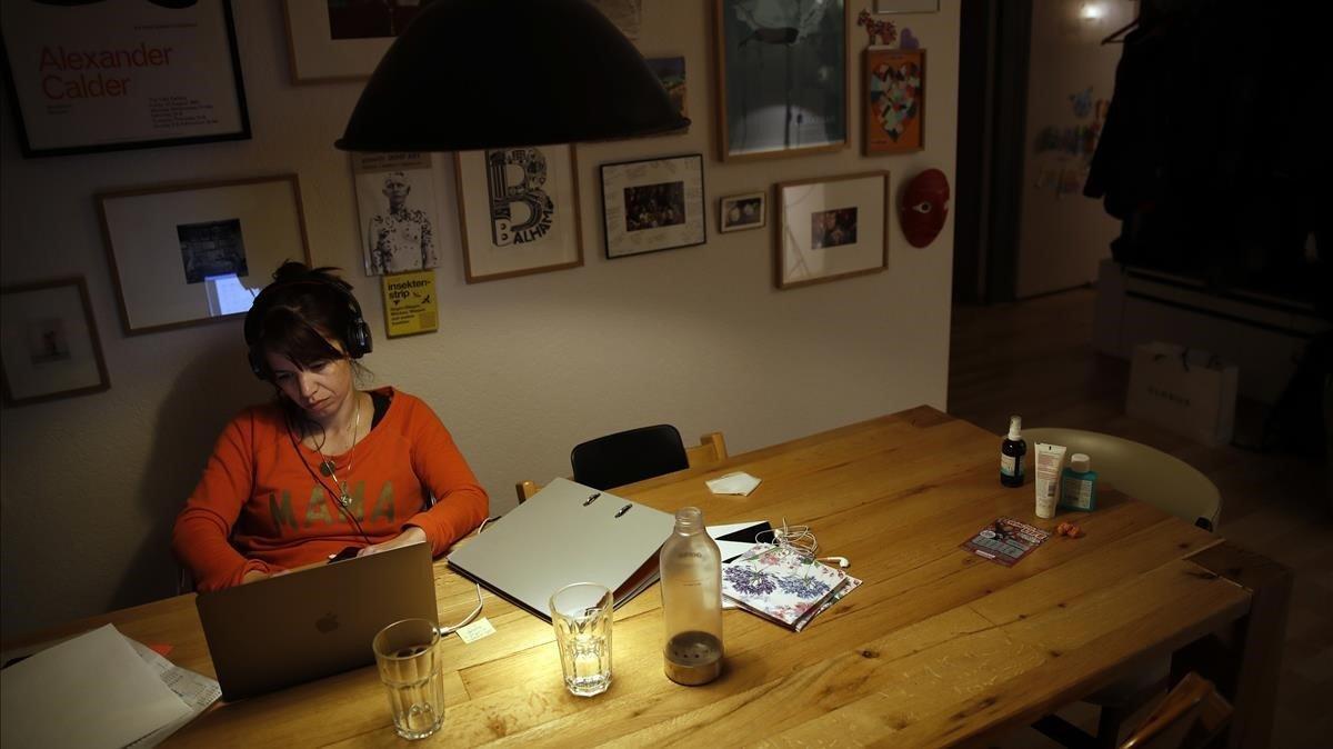 zentauroepp53903925 a woman works at a laptop computer at the kitchen in an arra200627122733