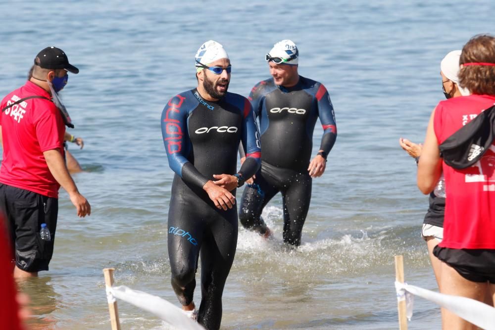 400 nadadores desafían a las aguas de Praia América. // Alba Villar