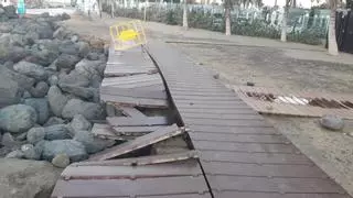 Las pasarelas de acceso sufren los efectos del fuerte oleaje en Maspalomas