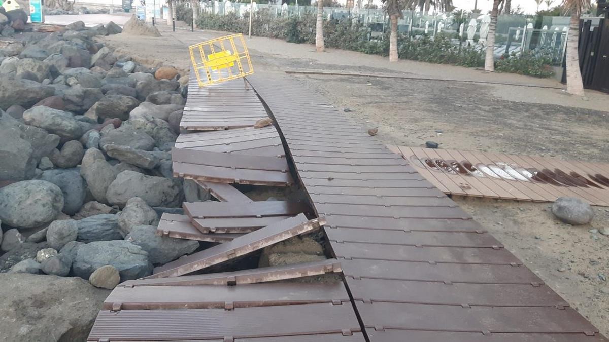 Imagen de las incidencias producidas por el fuerte oleaje en Maspalomas (San Bartolomé de Tirajana).