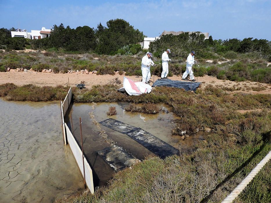 Limpieza del vertido en Formentera.