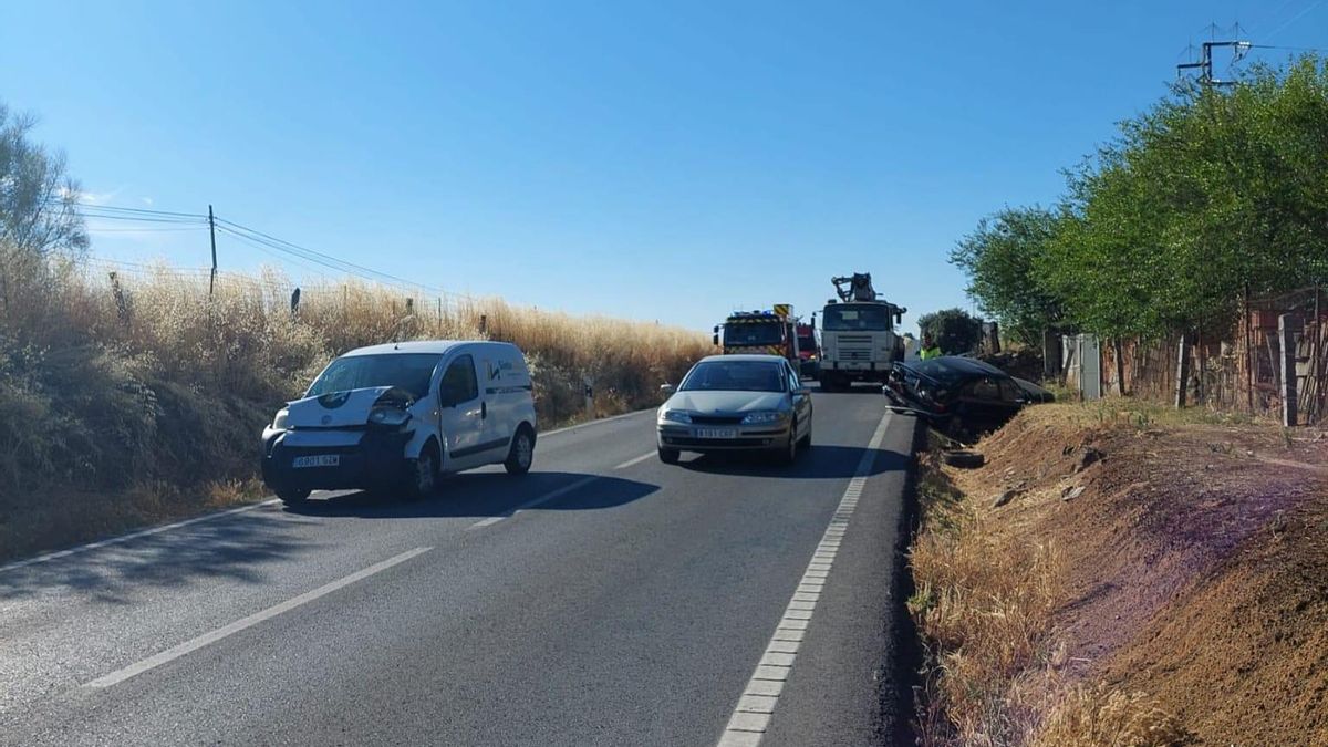 Vehículos siniestrados y efectivos de emergencias, este lunes en Pozoblanco.