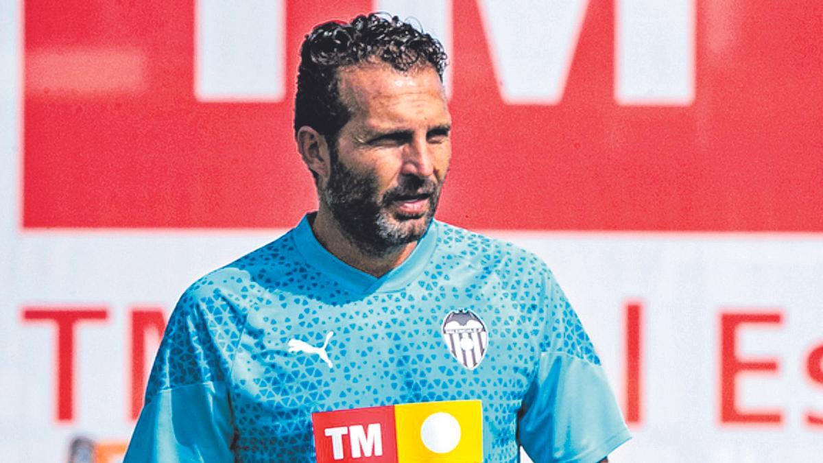 Rubén Baraja, dirigiendo un entrenamiento del Valencia