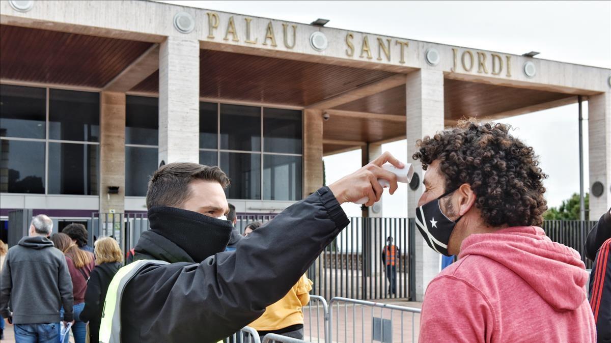 Control de temperatura a las puertas del Sant Jordi, a las 17.30 horas del sábado