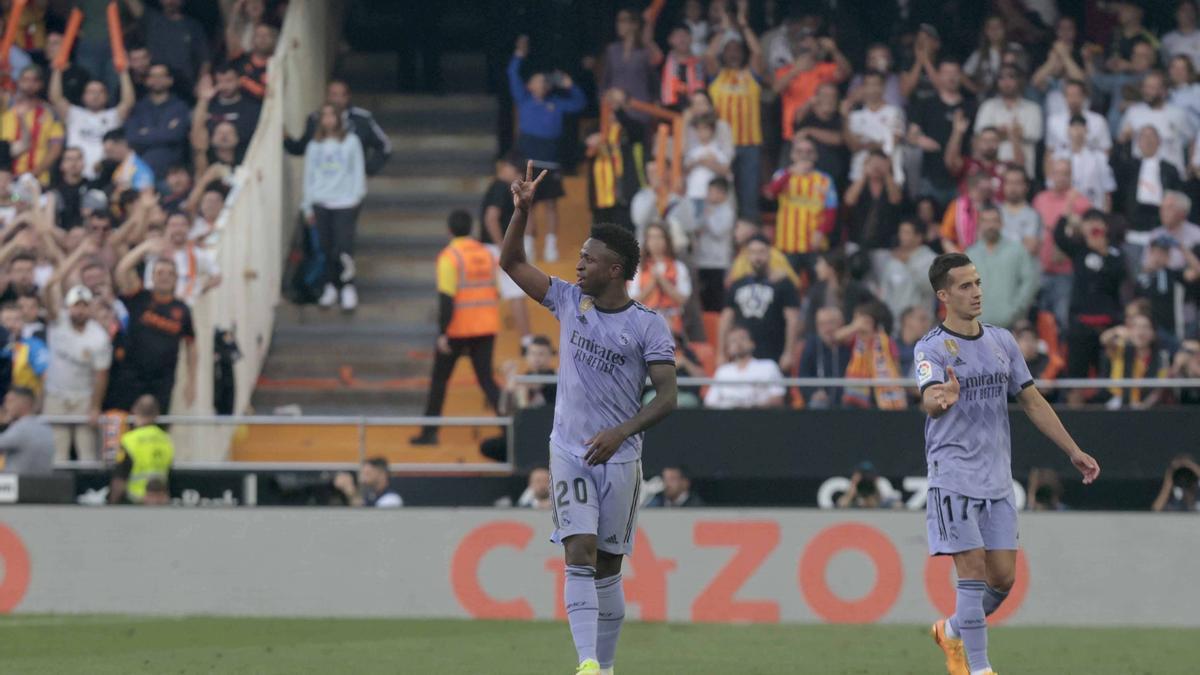 Vinicius hace el gesto de "segunda división" tras ser expulsado en Mestalla