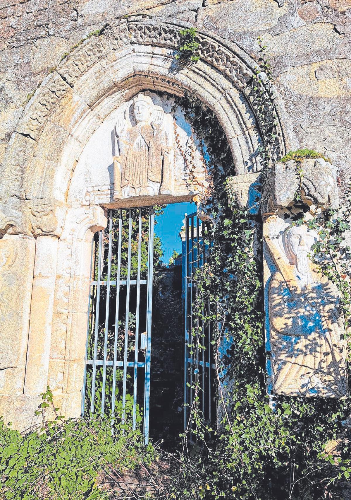 Portada da igrexa do mosteiro de San Paio de Abeleda.