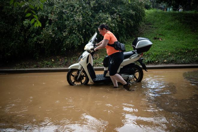 Movilidad en Barcelona hoy, en directo: problemas en Rodalies y cortes en carreteras por las inundaciones