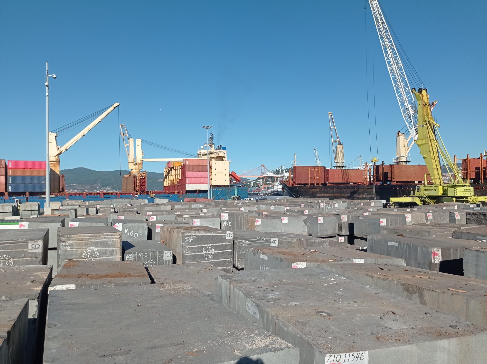 Descarga de granito en el Muelle Transversal del Puerto de Vigo