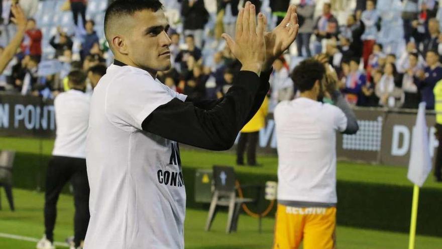 Maxi Gómez se despide de la afición celeste tras el partido contra el Rayo Vallecano que cerró la temporrada el pasado sábado. // Alba Villar