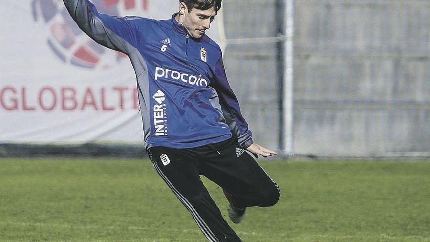 Erice golpea el balón en El Requexón.