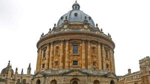 Un home camina davant d’un edifici de la Universitat d’Oxford. | MATTHEW CHILDS / REUTERS