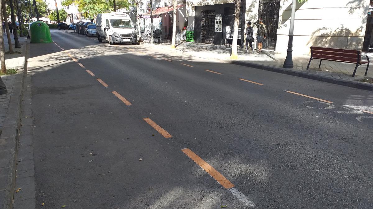 La calle Lluís de Santàngel mostraba ayer esta imagen, sin coches en la zona naranja.