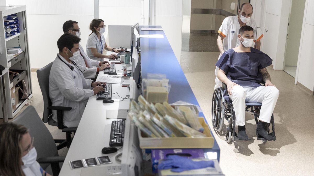 Imagen de archivo de un paciente siendo atendido en la sanidad pública.