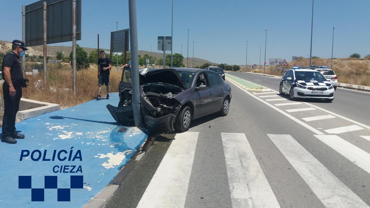 Pierde el control de su vehículo y se estrella contra una farola en Cieza