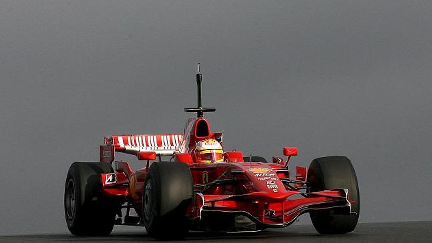 El piloto probador italiano de Ferrari Luca Badoer conduce un monoplaza de la escudería durante una sesión de entrenamiento realizada por el equipo en el circuito internacional del Algarve, al sur de Portugal, hoy miércoles 17 de diciembre.