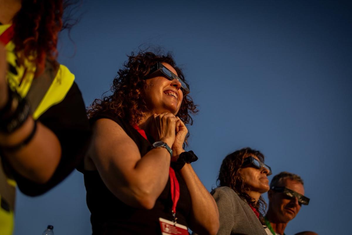 Una mujer, emocionada ante el eclipse en el Pico del Buitre