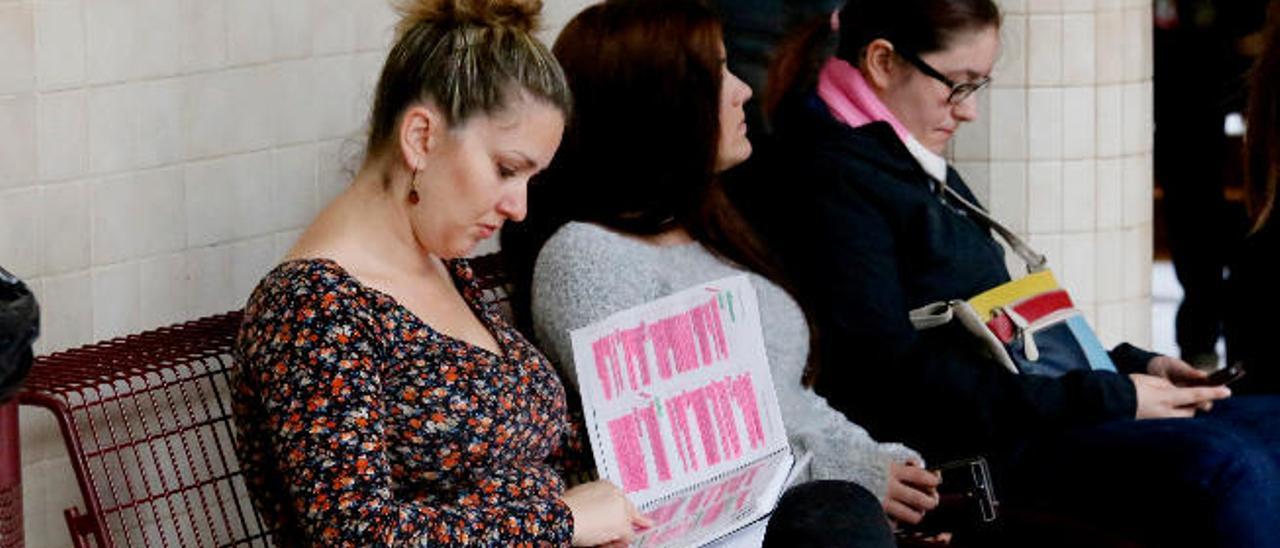 Varias opositoras repasan minutos antes del examen de auxiliar administrativo.