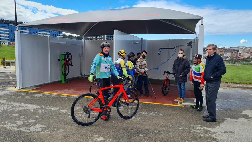 Abre en Los Campos (Corvera) un área pública de lavado y mantenimiento de bicicletas