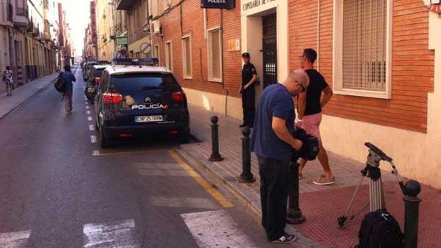 Medios de comunicación a las puertas de la comisaría de policía