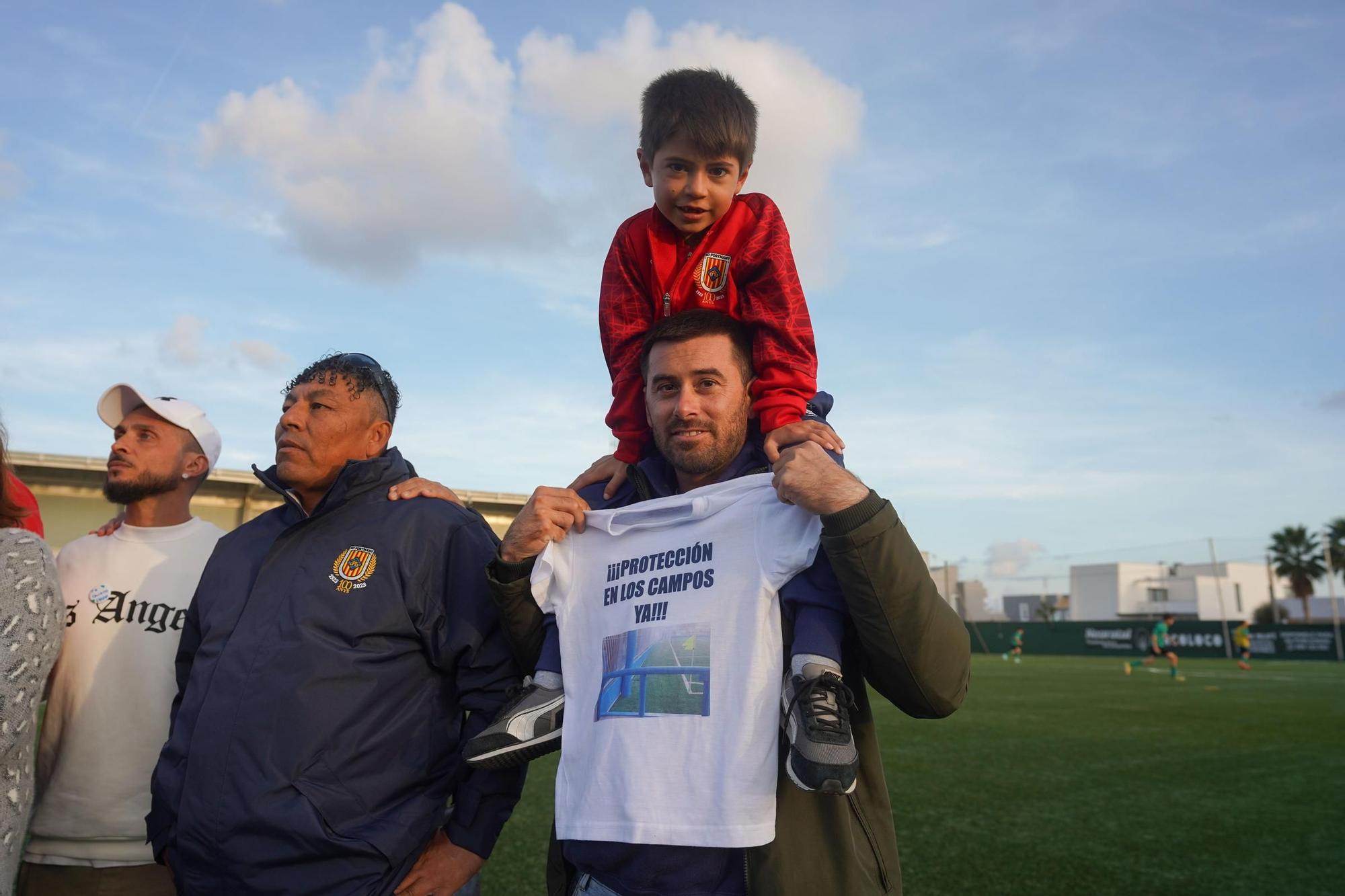 Las imágenes de la nueva protesta para exigir protecciones en los muros de los campos de fútbol de Ibiza