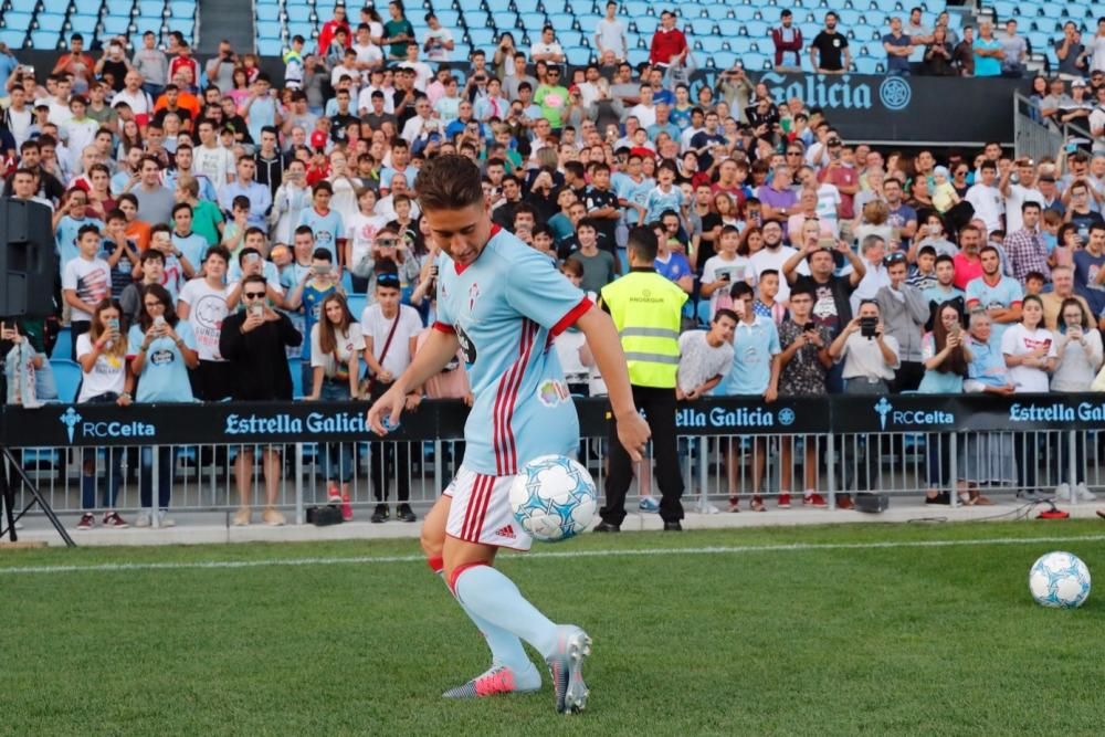 Cientos de aficionados acudieron a estadio del Celta para dar la bienvenida al fichaje estrella de la temporada.