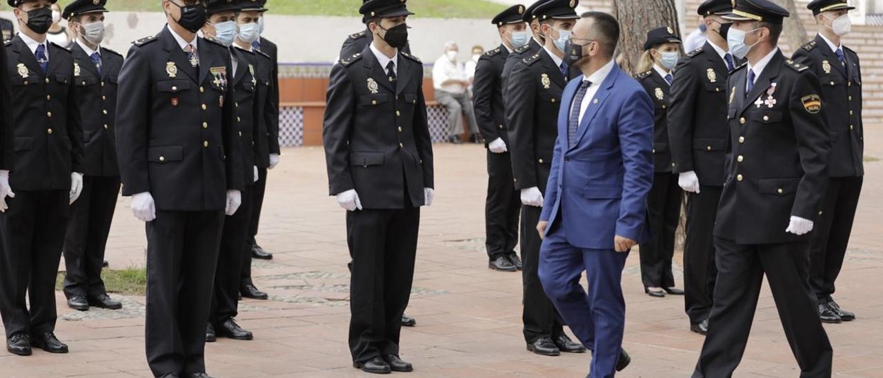 El alcalde, José Benlloch, junto al nuevo jefe de la comisaría de Vila-real, Pedro Ortín, pasaron revista a la plantilla de la Policía Nacional.