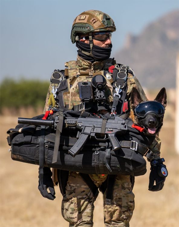 El operador del MOE con su perro preparados para el salto.