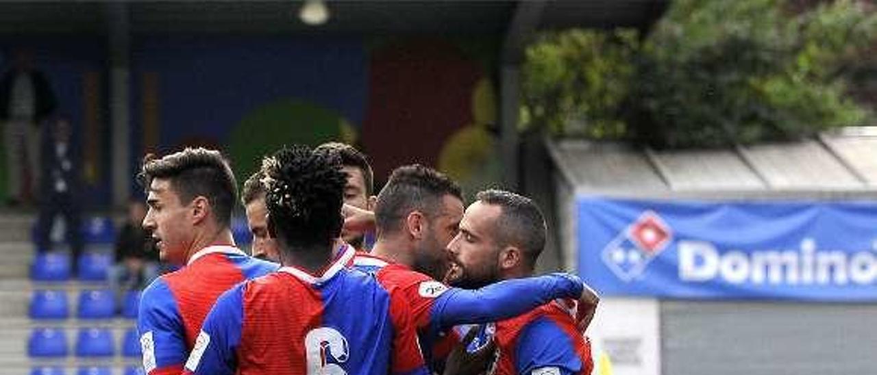 Los jugadores del Langreo celebran un gol en el Ganzábal.