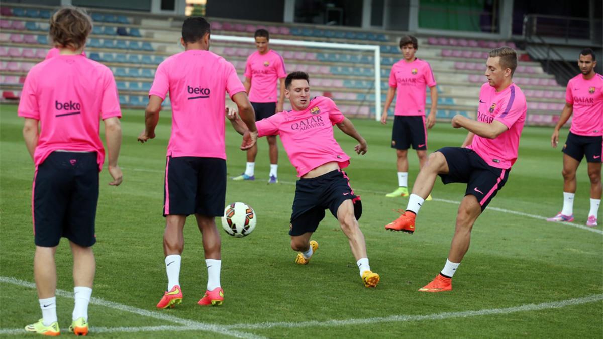 Leo Messi y Gerard Deulofeu disputan el balón en un rondo durante la pretemporada del Barça 2014/15