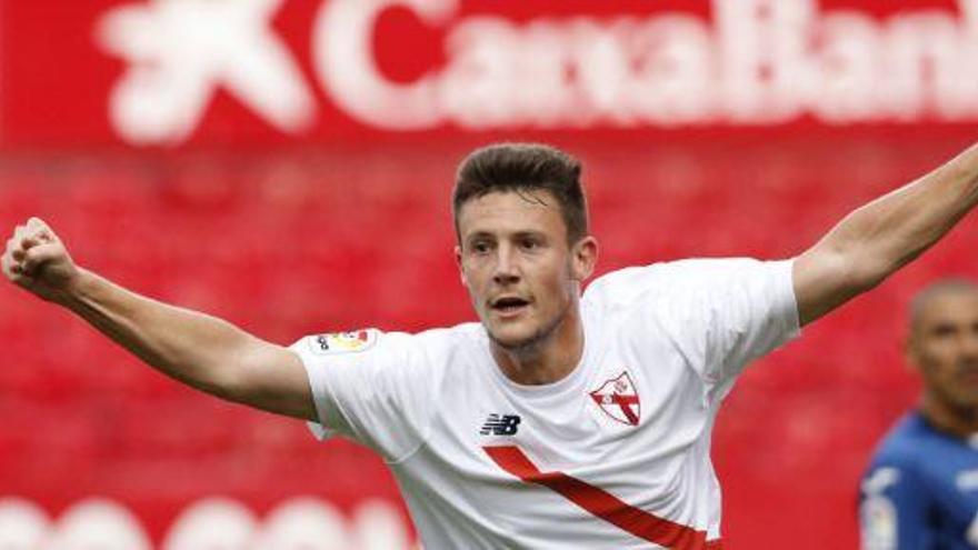 Un jugador del filial del Sevilla celebrant un gol