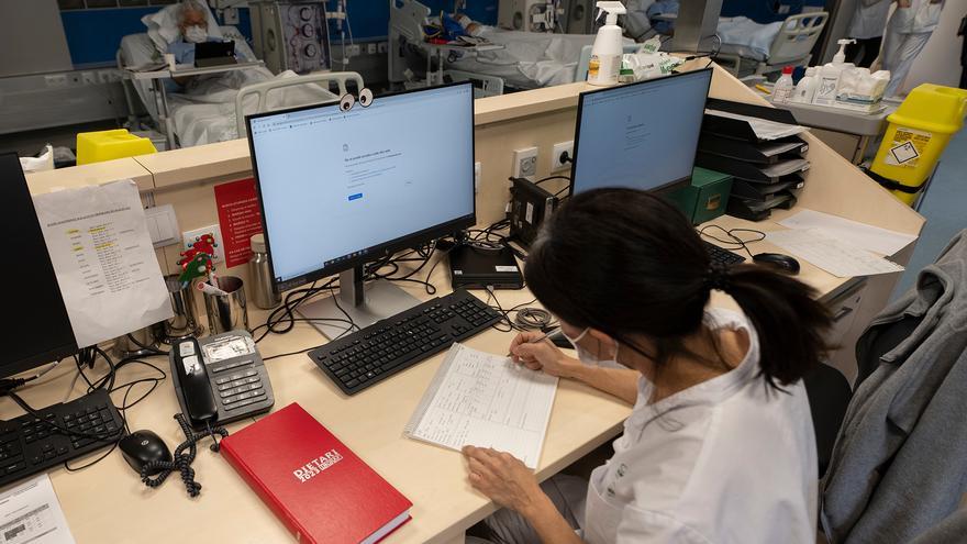 Una treballadora de l'Hospital Clínica pren notes a mà arran del ciberatac que afecta el centre