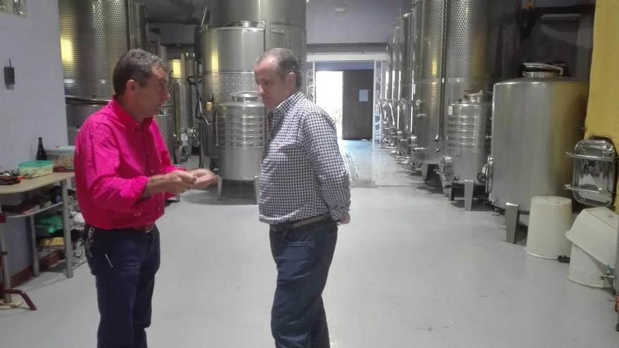 Victor Álvarez, de bodega Monasterio de Corias, y Nicanor García, ayer, en la bodega canguesa.