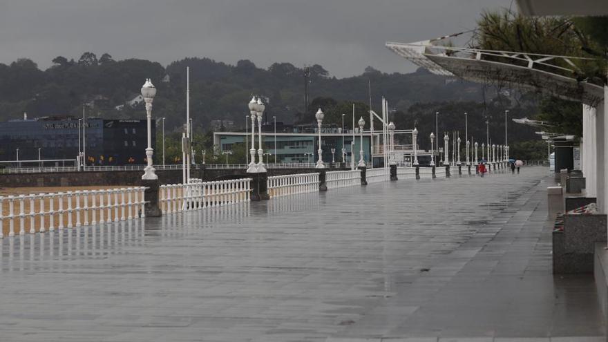 Paseo del Muro de San Lorenzo con lluvia y viento