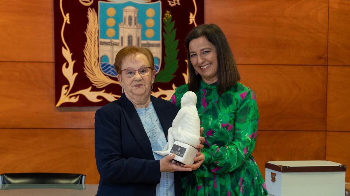 Fina Naveira, a la izq., recibe de manos de la alcaldesa el premio Úrsula Meléndez de Texeda.