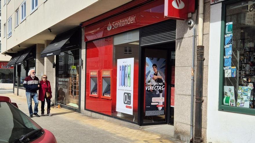 El Santander se repliega en la comarca de A Coruña: cierra la oficina de Santa Cruz