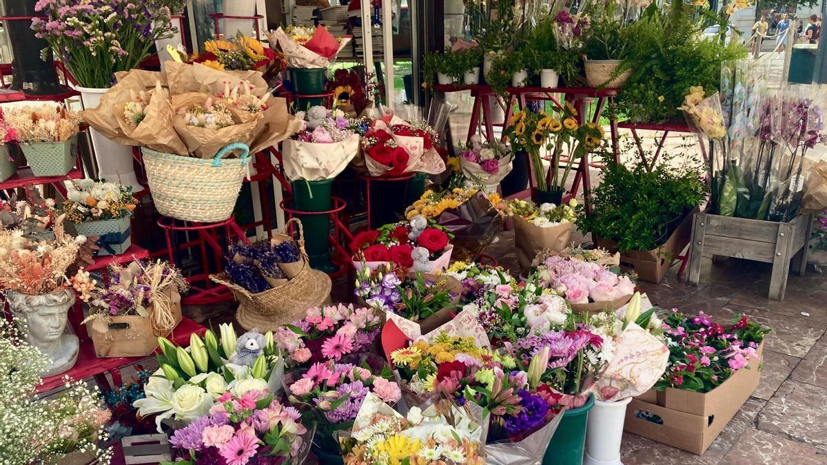 Flores en los puestos de la plaza del ayuntamiento
