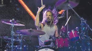 Taylor Hawkins  murió mientras estaba de gira en Bogotá, Colombia, dijeron sus compañeros de banda en un comunicado el 25 de marzo de 2022. 