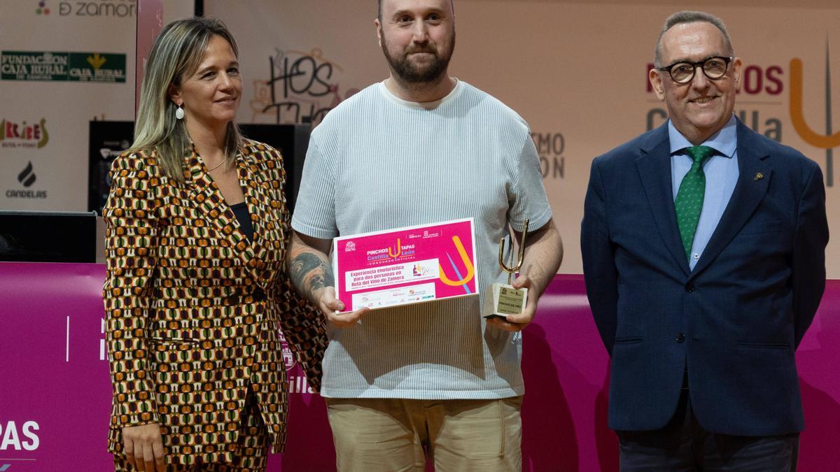Juan Carlos Jiménez Pradas, del restaurante Azul Mediterráneo, recoge el primer premio del I Concurso Oficial de Pinchos y Tapas de Castilla y León.