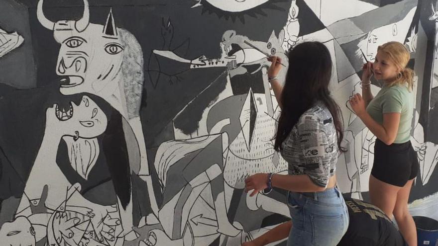 Dos centros pintan el ‘Guernica’ en homenaje a Picasso