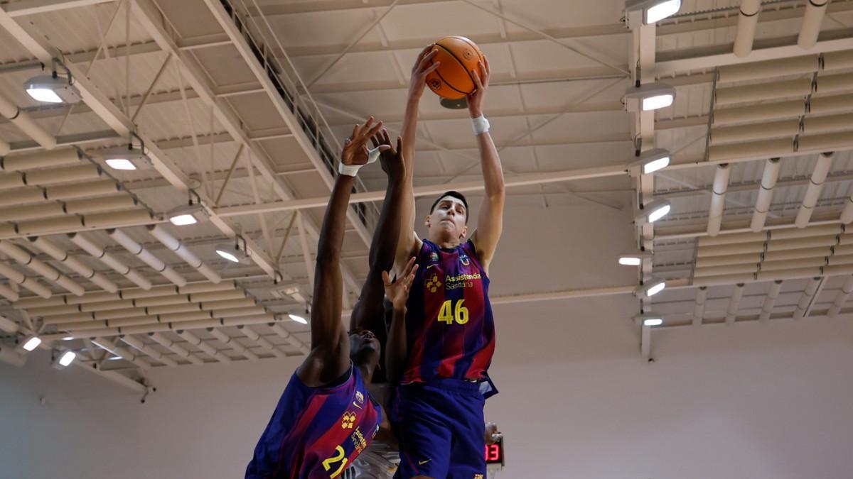 Sayon Keita y Nikola Kusturica, en el Clásico de la Liga U
