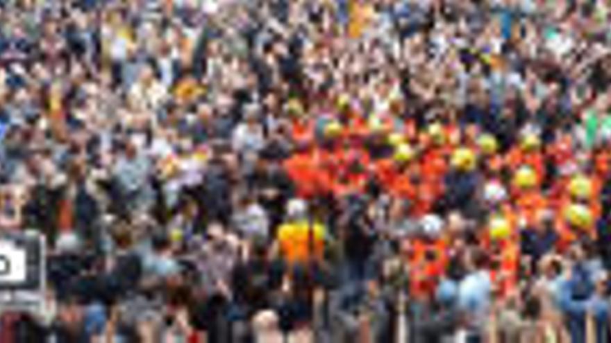 Milers de persones rebutgen la violència des de la plaça del Vi