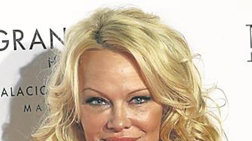 Pamela Anderson terciará por Assange ante Trump