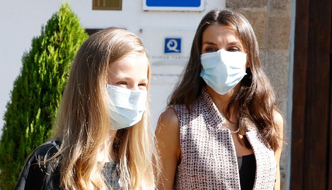 La reina Letizia y la princesa Leonor, con mascarilla, en Mérida