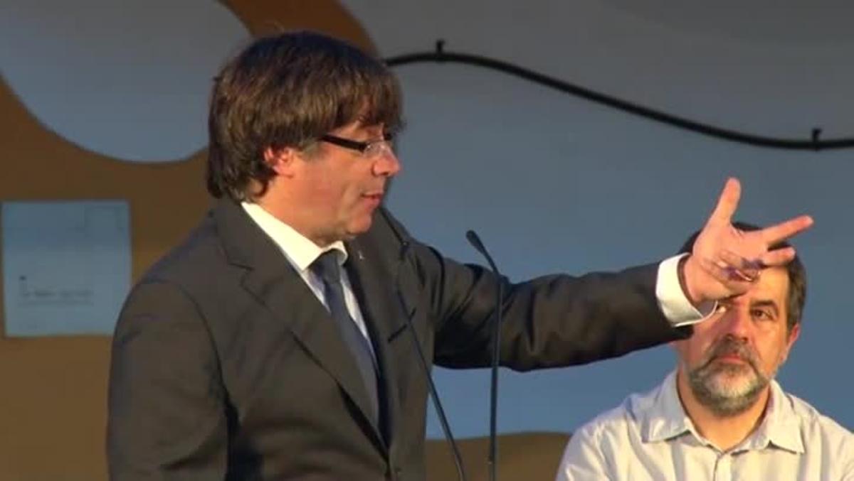 El president Puigdemont i el líder de l’ACN, Jordi Sànchez, en l’acte a favor del referèndum d’aquest divendres, a Sant Joan Despí.