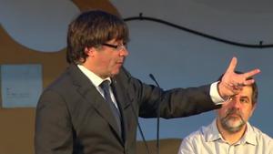 El president Puigdemont i el líder de l’ACN, Jordi Sànchez, en l’acte a favor del referèndum d’aquest divendres, a Sant Joan Despí.