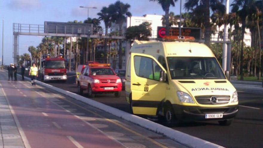 Los bomberos rescatan a un padre y su hijo en los tetrápodos