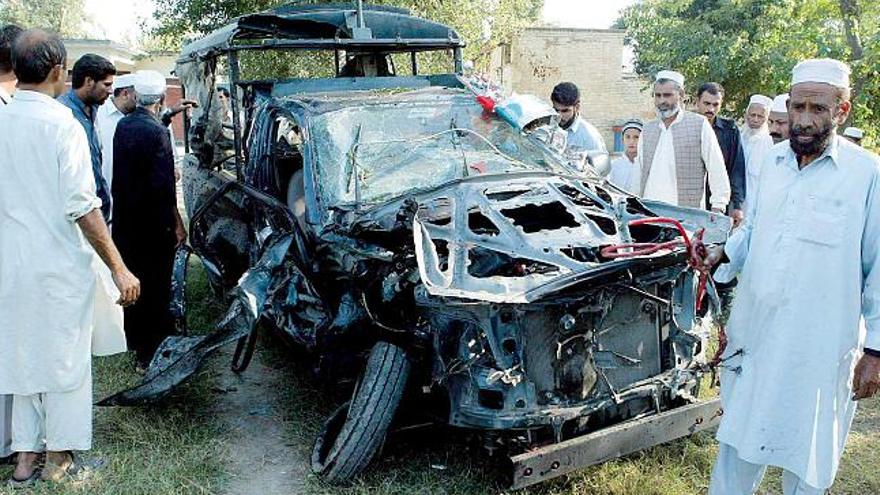 Miembros de la Policía inspeccionan el coche bomba que estalló en Mardan