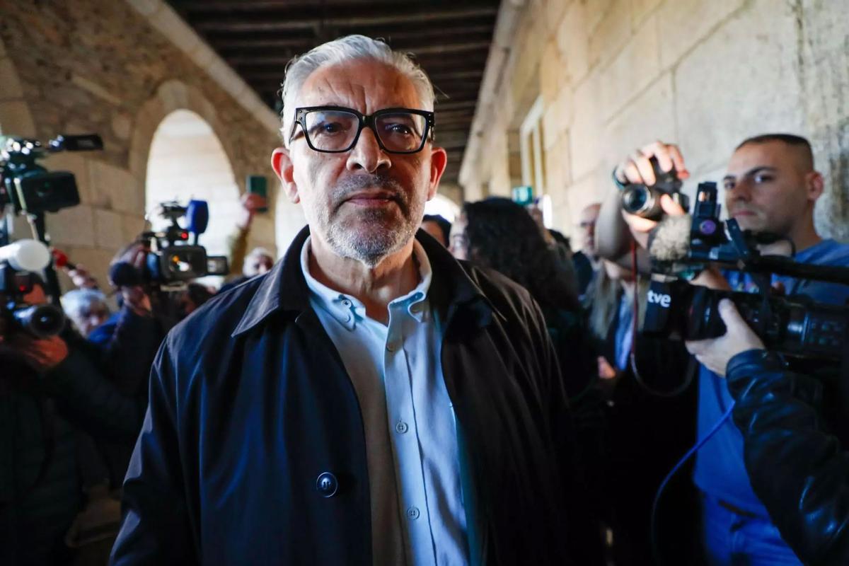 El alcalde saliente, Miguel Fernández, a las puertas del consistorio.