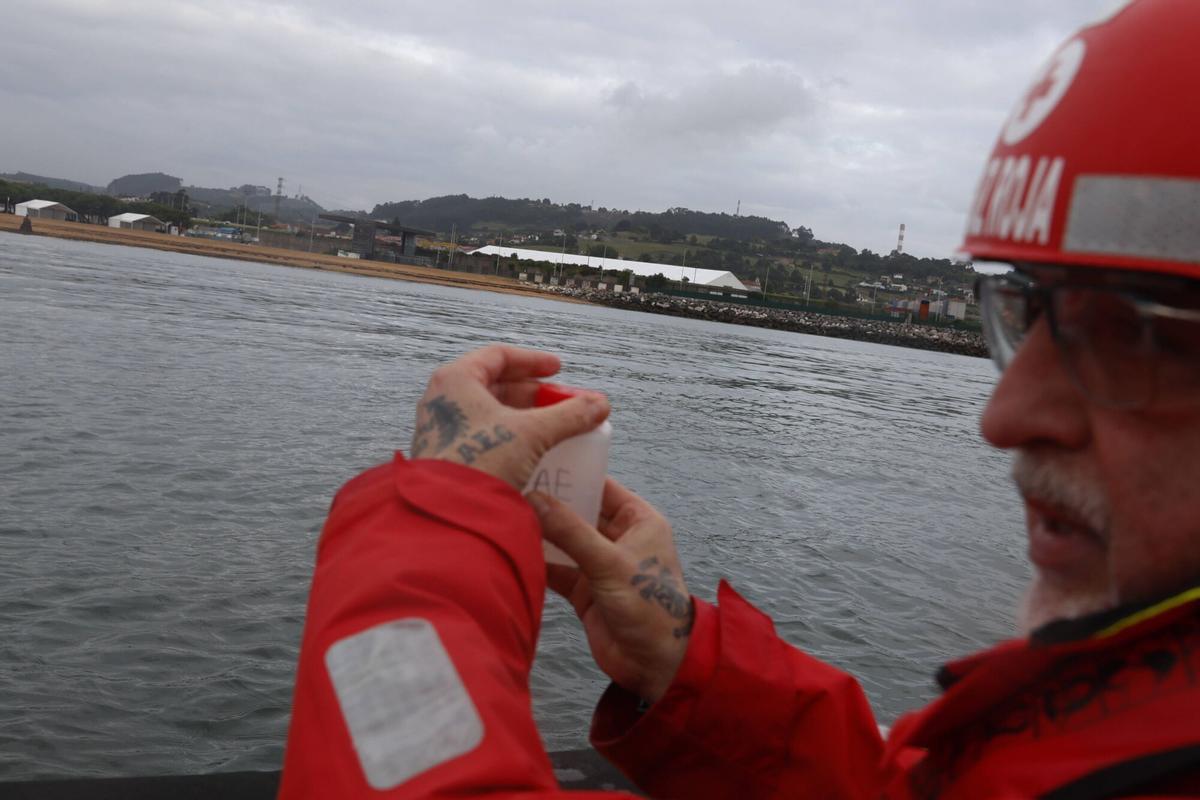 El control de la calidad de las aguas del mar de Gijón, en imágenes