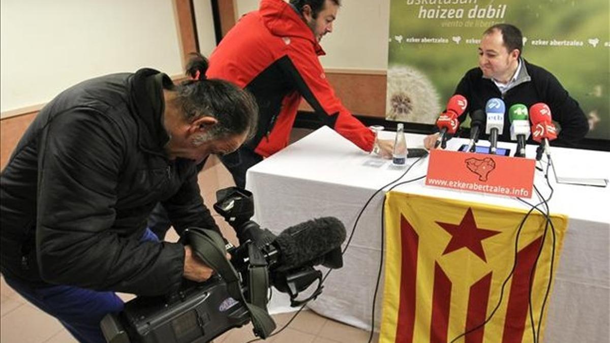 El dirigente de la izquierda aberzale Pernando Barrena, en la rueda de prensa de este jueves en San Sebastián, presidida por una 'estelada'. EFE / JUAN HERRERO